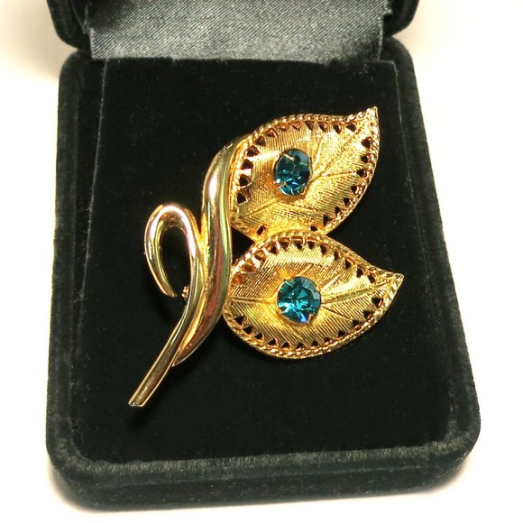 Vintage CELEBRITY Green Rhinestone Brooch Leaves Original Signed Lapel Pin - Picture 2 of 3